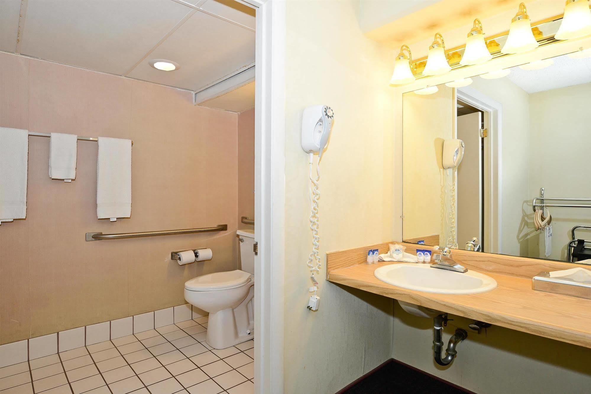 Howard Johnson By Wyndham Saint Joseph Benton Harbor Habitación foto