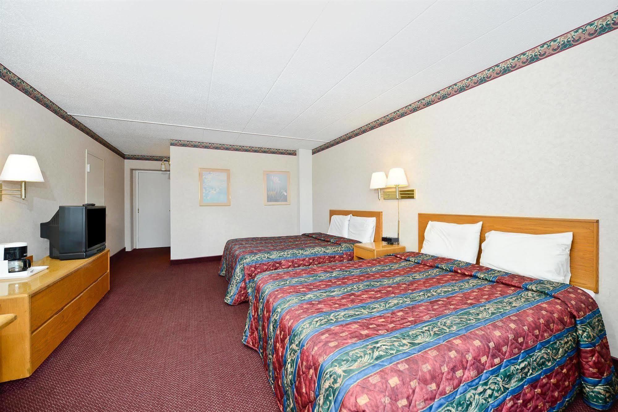 Howard Johnson By Wyndham Saint Joseph Benton Harbor Habitación foto