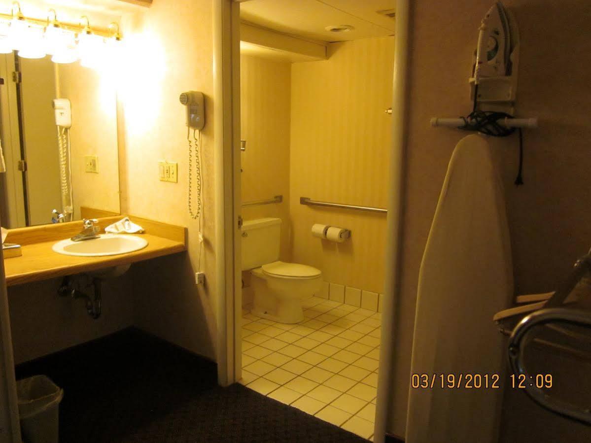 Howard Johnson By Wyndham Saint Joseph Benton Harbor Exterior foto